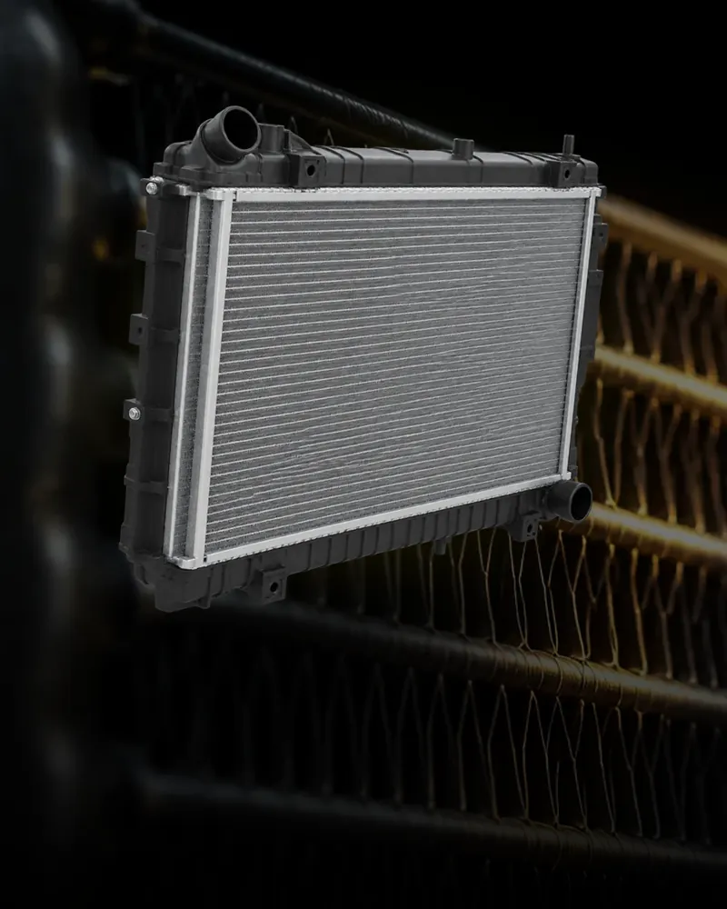 Radiador nuevo para pickup sobre un fondo de aletas de radiador
